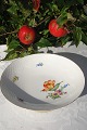 Saksisk blomst, rund skål på lav fod nr. 206. Højde 7 cm. Diameter 24,3cm. Fin hel stand.