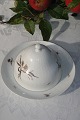 Rosenthal porcelæn Romance i Moll. hvidt porcelæn dekoreret med blomsterkurv og guld. Smørkrukke ...
