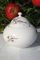 Rosenthal porcelæn Romance i Moll. hvidt porcelæn dekoreret med blomsterkurv og guld. ...