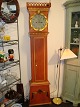 Standur fra 1780-1800 tallet. Uret er okkerfarvet med bladguld. Der gives 1 års garanti på ...