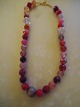 Stenkæde af forskellig farvede agater - med forgyldt sølvlås