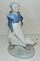 Porcelænsfigur af pige med gås fra Royal Copenhagen. I perfekt stand. 1. Sortering. ...