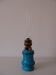 Gammel petroleumslampe i turkis presset glas fra Frankrig.DimensionH. 46 cm.Varenr.: ...