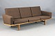 Roxy Klassik præsenterer: Hans J. Wegner / Getama.Sofa, 3-personers.Eg & uldbetræk.Pæn stand.