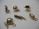 Diverse charms til armbåndeller kæde i 14 karat guld. Morter længde ca. 1 cm til kr. 695, ahorn ...