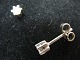 Ørestikker i 14 karat hvidguld med to x 0,05 ct. brillianter indfattet. Vare nr. 166010.