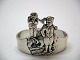 Eventyr Servietring med H.C. Andersen store Claus og lille Claus. Vare nr. 169796.