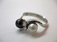 Ring i 18 karat hvidguld med to x 0,05 ct. brillianter, sort og hvid kulturperle - ...