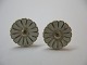 Marguerit/daisy øreringe i 14 karat guld med sand farvede margueritter. Diameter ca. 1,1 cm.  ...