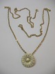 Marguerit/daisy Vedhæng med kæde i 14 karat guld med sand farvede margueritter. Længde på kæde ...
