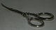 Negle saks i sølv fra Sverige. Flotte sølvstempler. Ingen skader eller reparationer. 10½ cm lang.