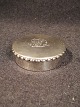 Pille æske.med indvendig Forgyldning.Højde: 1,2 cm , Diameter: 4,1 cm.Tretårnet sølv.Fra ...