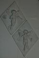Par platter i gips med Bertel Thorvaldsen motiver. Fremstillet for Thorvaldsens Museum. Begge ...