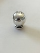 Georg Jensen Pyramide Sterling Sølv Saltbøsse #632. Måler 4,7cm og er i perfekt stand. Vi har 2 ...