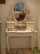 Smukt toiletbord med facetslebet spejl, ca. 1910-20. Hvidt, alt fungerer, meget yndigt og let, ...