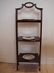 Cakestand, mahogny, England, 19årh. Kan klappes sammen, fin stand. Højde: 78cm.