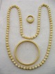 Smykke sæt elfenben halskæde  74 cm. armring  6,3 cm ring      str. 55   # 178680