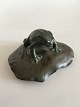 Royal Copenhagen Art Nouveau Brevvægt med frø. Måler 10cm x 9cm og er i perfekt stand.
