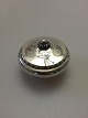 Georg Jensen Sølv lågdåse #153. Måler 6cm og er i perfekt stand. Har rund bund.