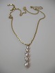 Kæde i 8 karat guld længde ca. 50 cm til kr. 895 og vedhæng i 10 karat guld. længde incl. ophæng ...