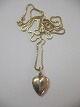 Kæde i 14 karat guld længde ca. 60 cm til kr. 1985 og hjerte vedhæng i 14 karat guld med ...