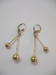 Vintage øreringe i 14 karat guld. Fremstillet i tresserne. Længde ca. 5,2 cm. Vare nr. 178898.