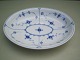 Kongelig musselmalet riflet salatfad nr 24. År 1894-1923.Mål 25.5x19.5 cm. I sort. ...