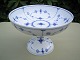 Kongelig musselmalet riflet kageopsats. Nr. 22.Dia. 21 cm. H. 14.5 cm. I. Sort. Fin stand.