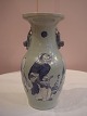 Atelier 4 Roses præsenterer: Antik kinesisk vase med vismand.Blådekoreret i underglasur.