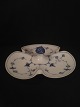Musselmalet Riflet.Cabaretfad med 3 rum.Royal Copenhagen RC nr. 1-461Diameter: 24 cm1. ...