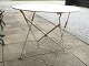 Fransk havebord i jern. Sammenklappeligt.Ø : 80cm. H.:72,5cmFrankrig 1900-tallet