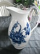 Royal Copenhagen -  Blå Blomst Svejfet - mælkekande - nr. 1609 - 19½ cm høj