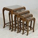 Sæt af fire indskudsborde i mahogni m. glasplader,(HxBxD 62x56x36 cm), 1950-1960