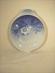 Bing & GrøndahlJulerose.Bladformet asiet nr.199 L.25 cm. B.19,5 cm.Stand: pæn