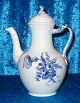 Kongelig "Blå Blomst" Svejfet Kaffekande nr. 10/1794 i 1 sort. H.26cm. Fejlfri og uden skår.
