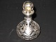 En lille overlay parfume flakon med sølvbelægning. Højde 9 cm. Fremstillet ca. 1920. Varen nr. ...