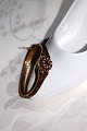 Smuk gammel armring prydet med røde granater samt 8 små  perler. Åbning 6,5 cm. X 5 cm.  Sjælden ...