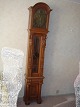 Standur I egetræ med messing skive år 1908Højde: 225 cm , D: 29 cm , Bredde: 50 cm på det ...