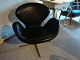Osted Antik præsenterer: Svanen af Arne Jacobsen i sort skind i perfekt stand 5000 m2 udstilling