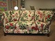 Tage Henriksen Antikviteter præsenterer: Londonsofa, med håndtrykt hørstof designet i 1921.