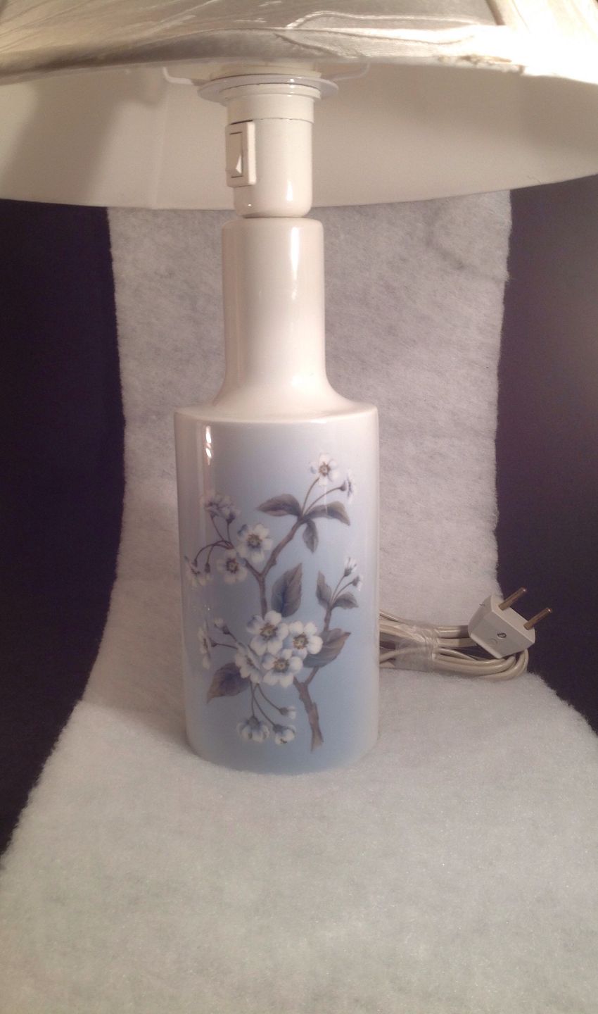Www.antikvitet.net bord lampe med blomster. royal copenhagen rc ... Blomster lampe