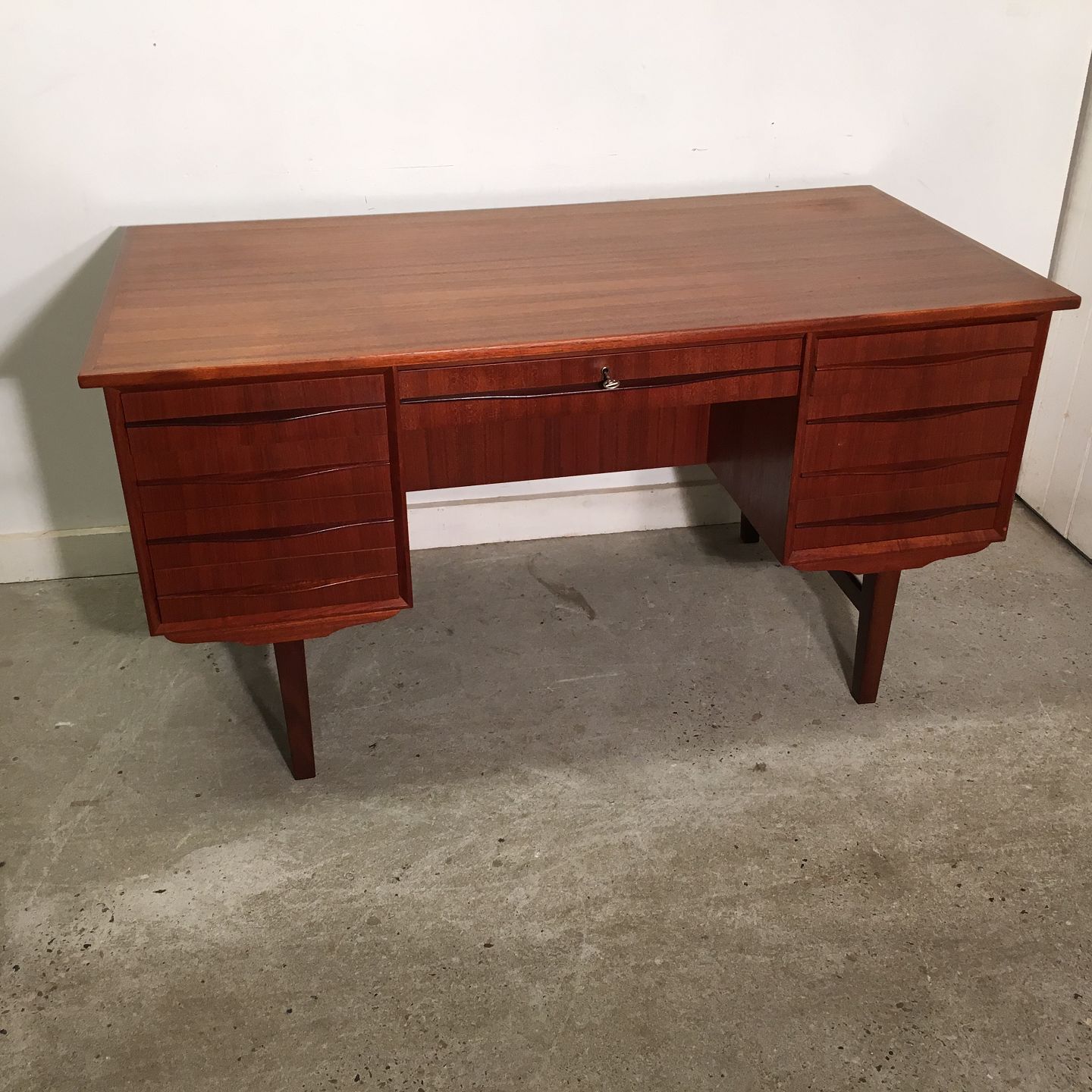 Www.antikvitet.net skrivebord af teak. Skrivebord planke