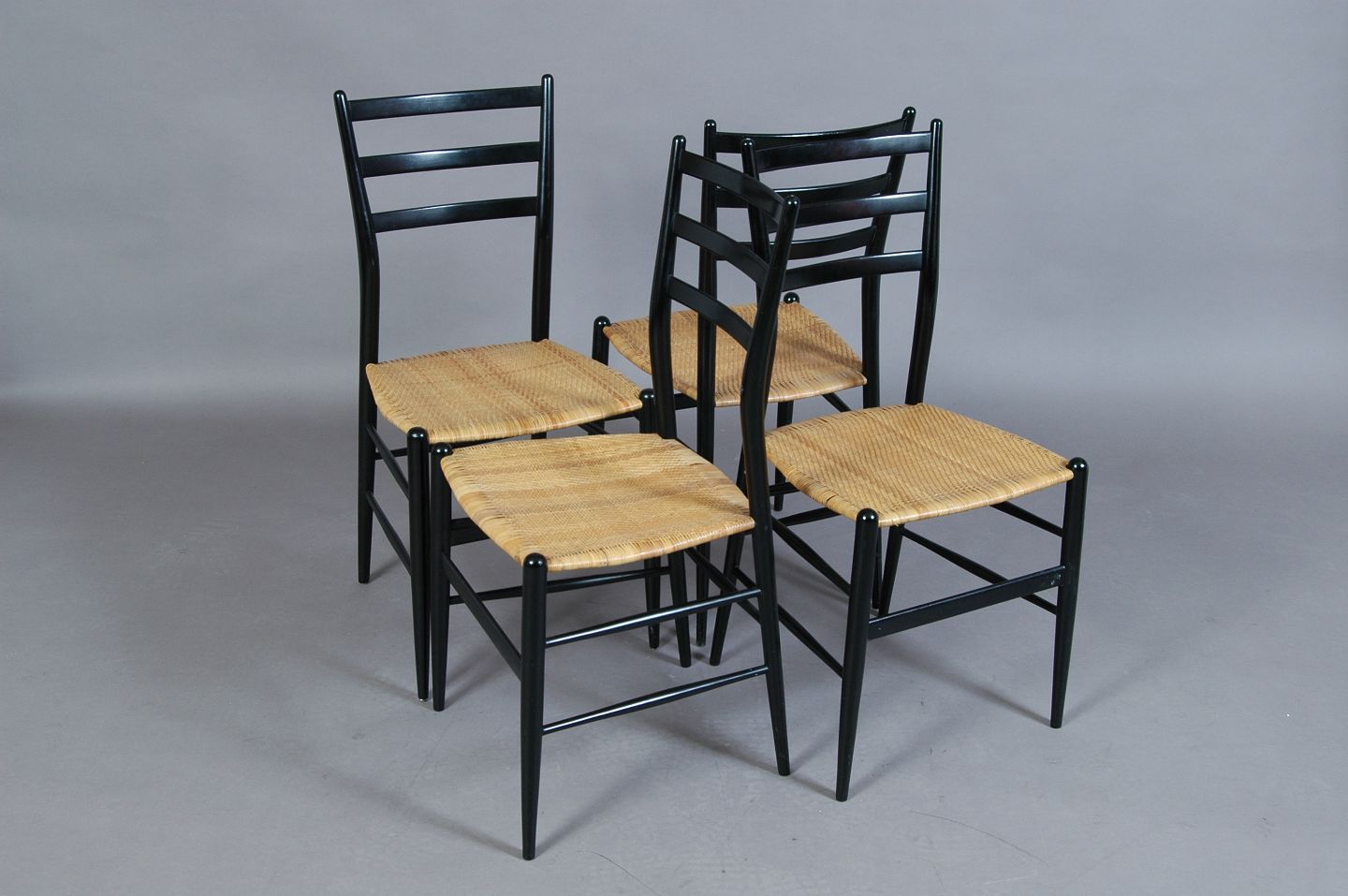 Www.antikvitet.net italiensk design. 4 spisestuestole. chiaveri ... Spisestuestole i flet