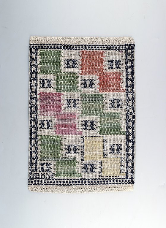 Märta Måås-Fjetterström, Sverige f. 1873, d. 1941. 
Håndvævet tæppe af uld i "rölakan" teknik.