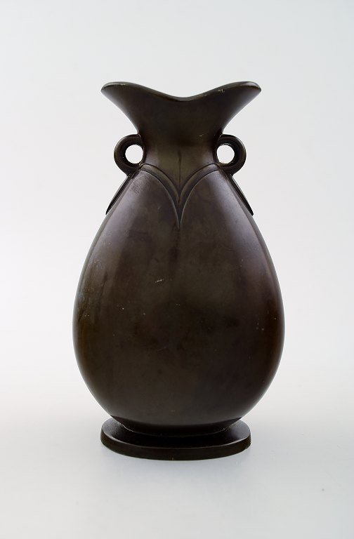 Vase, designet af Just Andersen. 
Vasen er udformet i disko metal og signeret 