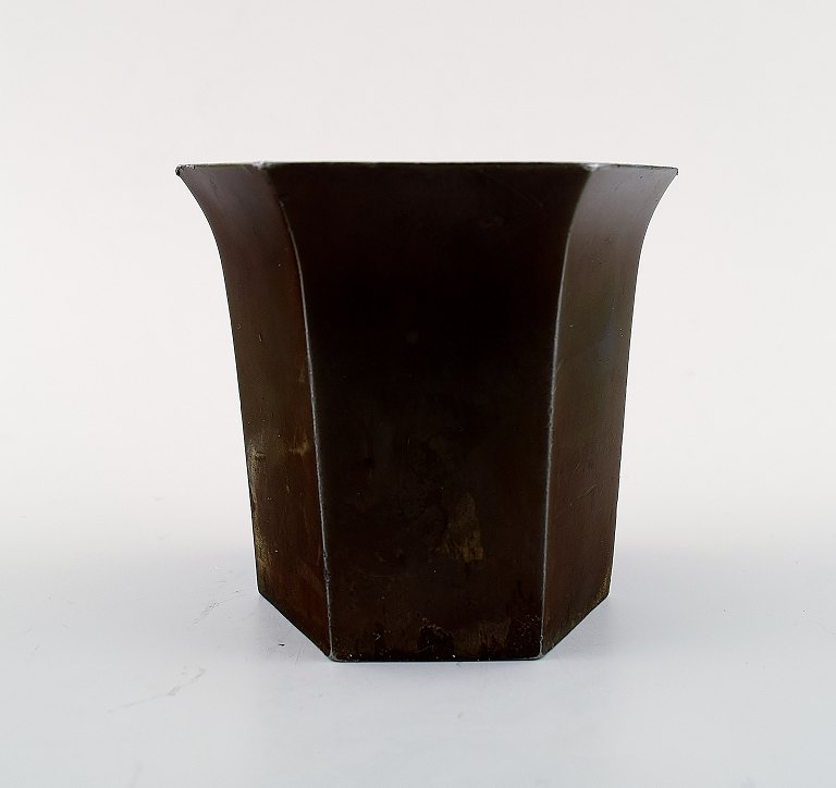 Bæger/vase, designet af Just Andersen. 
Figuren er udformet i disko metal og signeret 