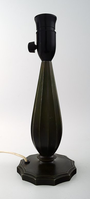 Just Andersen bordlampe - Danmark
Lampefod fremstillet af patineret disko metal.
