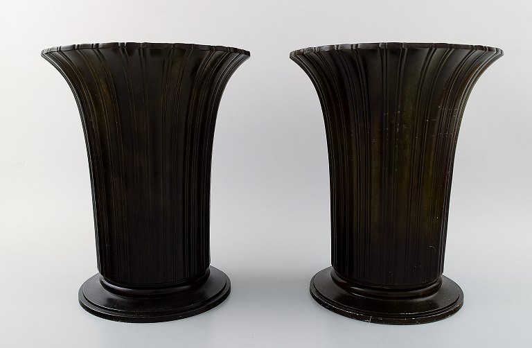Just Andersen: f. Godhavn, Grønland 1884, d. Glostrup 1943.  
Et par vaser af patineret diskometal, støbt med vertikalt riflet mønster.