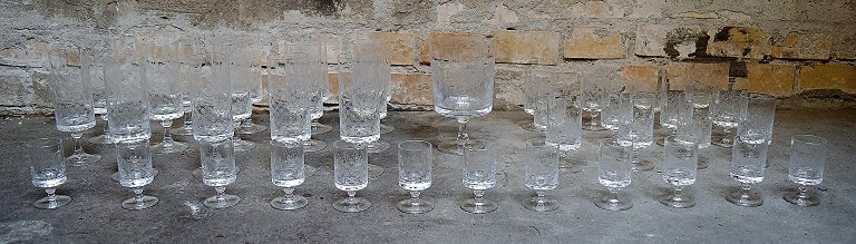 Bjørn Wiinblad for Rosenthal. 39 glas på fod, prydet med slebet ornamentik.