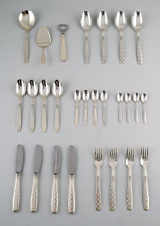 Jens Quistgaard 1919-2008. Star. Silver plated cutlery.
Danish design mid 20 c.
Consisting of 27 pieces for 4 persons.